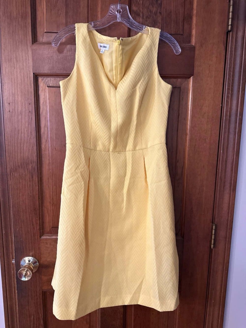 Jones New York Size 6 Yellow Sleeveless V-Neck Dress